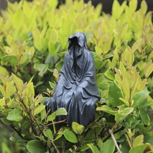 Vente en gros d'artisanat extérieur en résine vêtements noirs maître mystérieux décoratif superbe robe noire décoration de jardin gothique - Product Image 3