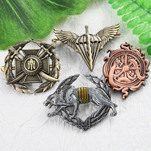 ผู้ผลิตเข็มกลัดติดเสื้อแบบ<span class=keywords><strong>ร้อน</strong></span> รับทำเข็มกลัดโลหะตามสั่ง โลโก้ 3 มิติ ตัดแบบไดคัท ชุบทอง เงิน ทองแดง ทองเหลือง สำหรับติดหมวกและเสื้อผ้า - Product Image 3