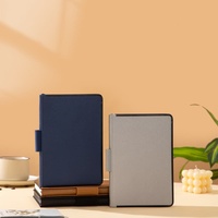 Carnet de notes A5 en cuir PU bleu marine et gris clair avec sangle élastique latérale et fermeture magnétique pour usage professionnel