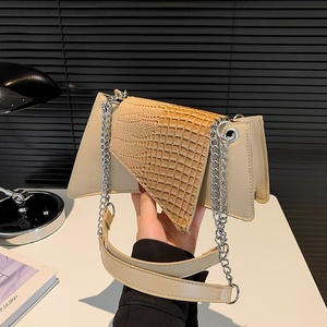 <span class=keywords><strong>Sac</strong></span> à bandoulière pour femme <span class=keywords><strong>en</strong></span> PU haut de gamme <span class=keywords><strong>avec</strong></span> fermeture éclair, style urbain simple, portable, <span class=keywords><strong>avec</strong></span> <span class=keywords><strong>chaînes</strong></span>, idéal pour l'été et toutes occasions - Product Image 4