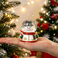 Weihnachtliche Schneekugel aus Harz mit Weihnachtsmann, Rentier, Schneemann und Nussknacker-Figuren, Wasserball für Schreibtisch, Feiertagsdekoration, Geschenk und Ornamente