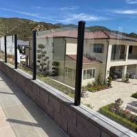 Clôture en verre avec poteaux en aluminium, balustrade en verre et aluminium pour balcon et terrasse