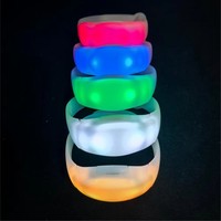 Bracelet LED lumineux personnalisé activé par le son pour concert et fête, 15 couleurs LED, autonomie de 5 à 10 heures