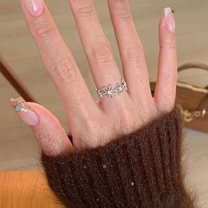 Bague en argent pur S925, motif couronne ajourée, tressage floral, style rétro léger et luxueux, design pétale, sertie certifiée IGI - Product Image 5