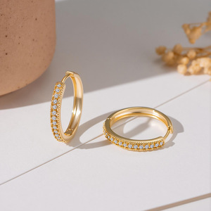 Pendientes de Aro de Oro de 18K con Cristales Engastados en Garra, Joyería Unisex - Product Image 3