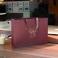 Sac en papier kraft de luxe avec poignée, imprimé sur mesure avec logo de marque, pour la promotion de vêtements et la vente au détail, biodégradable et résistant
