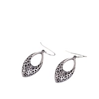 S925 Silber Retro Thai-Handwerk Blumen-Tropfen Hohle Lange Ohrringe für Damen Einfache Mode Großhandel