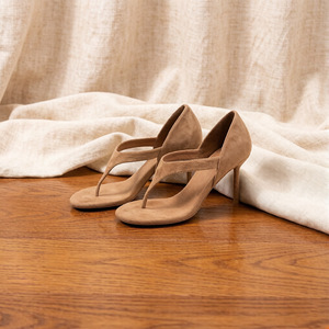 Mules à talons aiguilles en daim taupe neutre minimalistes pour femmes, à enfiler, à talon fin et à bout ouvert - Product Image 1
