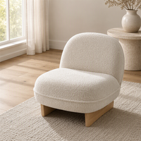 Fauteuil lounge en bouclette crème, style scandinave, minimaliste et doux, avec pieds en bois, pour appartement, hôtel, hall, villa, chambre d'hôtes