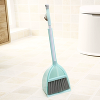 Mini ensemble d'outils de nettoyage pour enfants de style moderne, brosse et serpillière en chenille douce avec tête de balai en PP et manche en plastique