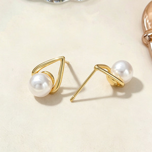 Boucles d'oreilles clous en fausses perles en forme de goutte d'eau, plaquées or 18 carats, en alliage de zinc, bijoux de mode pour soirée - Product Image 4
