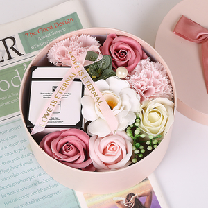 Bestseller: Confezione Regalo con Candela Profumata Rotonda e Fiori per Feste di Compleanno e Festa della Mamma - Product Image 5