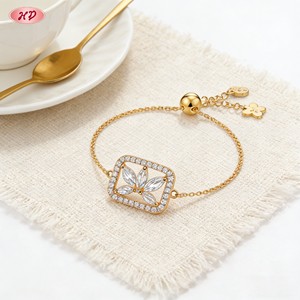 Bracciale Hengdian con Zirconi a Forma di Fiore e Cornice Quadrata Placcato Oro 18K, Bracciale Scorrevole da Donna per Uso Quotidiano - Product Image 5