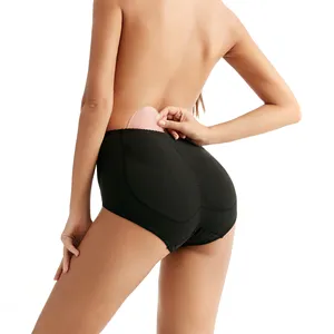 Empurrar para cima jovem garota de biquíni calcinha e sutiã de silicone bunda calcinha cueca