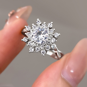 Bague en forme de fleur avec grappe de zircons cubiques, plaquée or 18 carats, bijoux glamour pour femme, fiançailles, mariage, laiton - Product Image 2