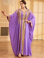 Ensemble Abaya élégant deux pièces en polyester respirant avec garniture en strass dorés, manches chauve-souris, kaftan ouvert et robe intérieure longue jusqu'aux chevilles
