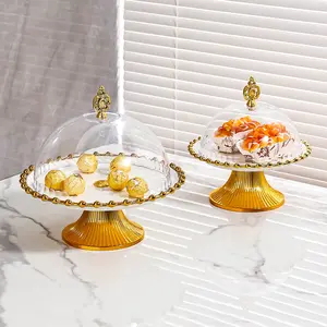 مائدة عرض للكعك وصينية الحلوى مائدة منزلية لحفظ الوجبات الخفيفة في غرفة المعيشة مع طبق ذهبي للفواكه والحلوى