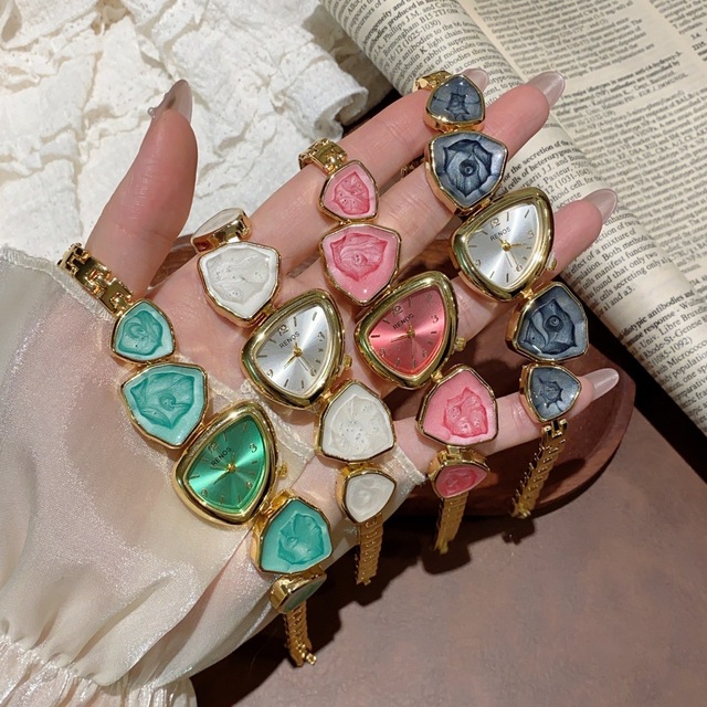 New Stylish Retro Exquisite Ladies' Diamond-Studded Watch Individualistic High-End Luxury Alloy Bracelets for Romantic Gifts