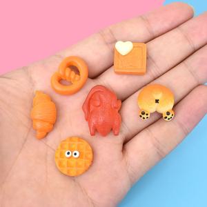 Hengxin ขนมปังทรงขนมปังขนาดเล็กสำหรับเล่นอาหารขนมปังทรงขนมปังเบเกิลครัวซองต์คุกกี้ย่างทรงสี่เหลี่ยมเสน่ห์เรซินสำหรับบ้านตุ๊กตางานฝีมือ - Product Image 3