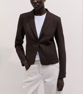 Blazer court marron foncé à simple boutonnage avec revers crantés, poches plaquées et coupe ajustée, idéal pour le bureau - Product Image 1