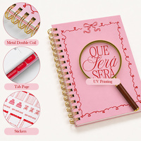 Agenda mensuel et hebdomadaire personnalisé 2026 2027 avec couverture en papier spirale rose A5, avec onglets et autocollants, en espagnol, Que Sera Sera