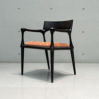 Chaise de restaurant haut de gamme en bois de frêne massif à grain ouvert, avec accoudoir sculpté CNC 5 axes et coussin rembourré
