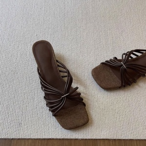 Sandales à talons carrés en cuir véritable, à enfiler, élégantes et tendance, à talon moyen pour femme - Product Image 3