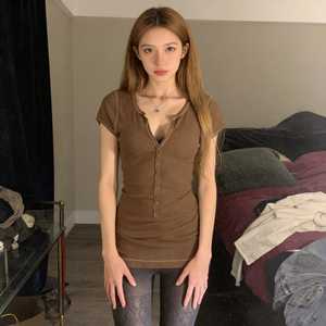 T-shirt en maille à col en V boutonné pour femme, manches courtes, couleur unie, coupe ajustée, longueur mi-longue, décontracté, basique, été, polyvalent - Product Image 6