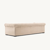Canapé Chesterfield de luxe trois places en lin beige avec dossier capitonné profond et accoudoirs roulés pour salon, villa, maison, hôtel