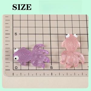 Promotion spéciale miniature <span class=keywords><strong>petit</strong></span> <span class=keywords><strong>poisson</strong></span> <span class=keywords><strong>rouge</strong></span> 3D résine Microlandscraft <span class=keywords><strong>poisson</strong></span> résine accessoires lueur dans l'obscurité breloques pour la décoration - Product Image 2