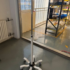 Soporte Móvil para Suero Xinsheng Y-7 de Seis Patas con Ruedas, Soporte para Gotero, Bomba de Elevación de Tres Secciones, Carro Hospitalario - Product Image 1