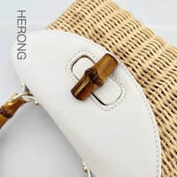 Sac d'été vintage en rotin Poignée en bambou Broderie de perles Arcs de diamants Plumes Sacs à main Utilisation de la plage Accessoire indispensable