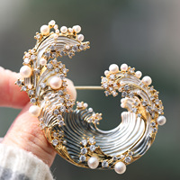 Broche en cuivre haut de gamme avec perle d'eau douce naturelle, accessoire de mode pour le bureau, idéale pour les costumes et les robes