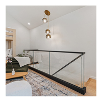 Escalier droit flottant moderne de haute qualité en acier inoxydable durable et écologique avec marches en bois et garde-corps en verre pour appartement intérieur