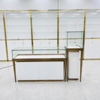 Système de Présentation de Bijoux de Luxe à Cadre Doré, Vitrine Blanche Plissée avec Éclairage LED, Verre Anti-Reflet, Conception Modulaire pour Centre Commercial de Bijouterie