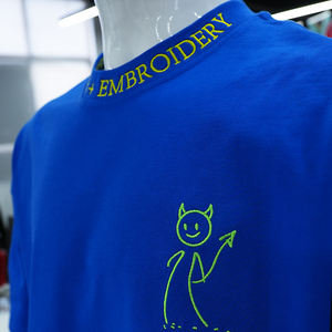 Camiseta Unisex Extra Grande con Logotipo Personalizado al por Mayor, Bordado 3D en Chenilla, 100% Algodón, Antipilling y Transpirable para Hombre - Product Image 2