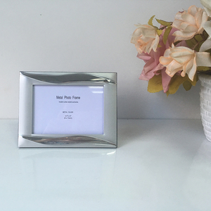 Khung ảnh kim loại dập nổi viền rộng, không khí đơn giản, nhiều kích cỡ, để bàn - Product Image 6