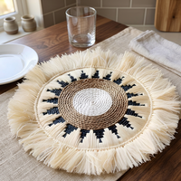 Décoration murale et centre de table bohème en macramé tressé, style sud-ouest moderne, avec franges et pompons, en corde de coton, jonc de mer et rotin