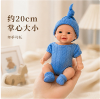 Poupée Reborn en Silicone de 8 Pouces avec Tenue Tricotée Bleue, Conception Flexible à Habiller, Jouet Compagnon pour Enfants, Idéal pour Petits Garçons et Filles