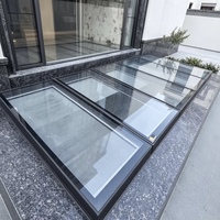 Atrium moderne vertical robuste résistant aux ouragans en alliage d'aluminium personnalisé avec puits de lumière et ventilation pour éclairage naturel