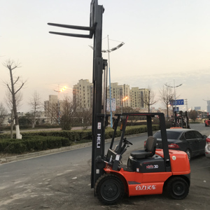 รถยกยี่ห้อเฮลี่ H2000 ของจีน ขนาดสามตัน 4.5 เมตร พร้อมเสาสำหรับยกตู้คอนเทนเนอร์และระบบเลื่อนด้านข้าง ยางตัน แบบอัตโนมัติ - Product Image 5