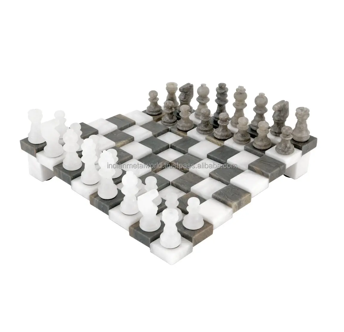 Siyah mermer satranç tahtası ile özel tasarım mermer oyuncular