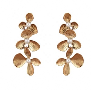 ต่างหูระย้าทรงดอกไม้ประดับเพชรชุบทองอัลลอยด์สไตล์ยุโรปอเมริกันยุคกลาง ดีไซน์หรูหราแบบเรโทร - Product Image 6