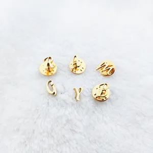 Yeni moda A Z mektup broş paslanmaz çelik altın kaplama anneler ve çocuklar için anneler günü Delta alfabe hediyeler vardır