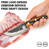 Couteau de chef serbe à lame fixe en acier Damas martelé avec trou de préhension et manche en bois d'ambre pour la cuisine professionnelle