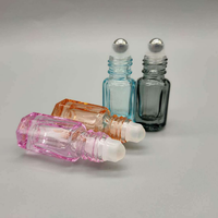 Hexagone coloré 3ml 6ml 8ml bouteilles vides de boule de rouleau pour le rouleau de parfum sur des bouteilles de boule de rouleau d'huile essentielle avec le couvercle d'or