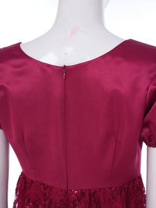 Vestido de Época Regency para Mujer con Cintura Imperio, Corsé de Satén, Encaje Floral Superpuesto, Manga Abullonada y Dobladillo Festoneado - Product Image 3