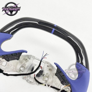 Volante Deportivo de Cuero Perforado para C8 2020+ con Envío Rápido de Fábrica - Product Image 3