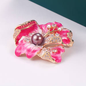 Broche en perles d'eau douce rondes de 9 mm, en alliage de cuivre, incrustée de motifs de fleurs et d'abeilles, bijoux pour femmes, vente en gros - Product Image 2