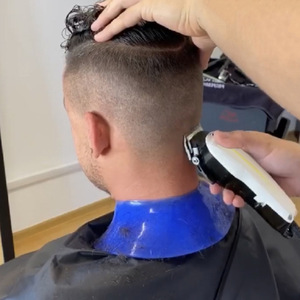 Cape de coiffure en silicone, coussinet anti-adhésif pour les épaules, pour la coupe de cheveux en salon - Product Image 1